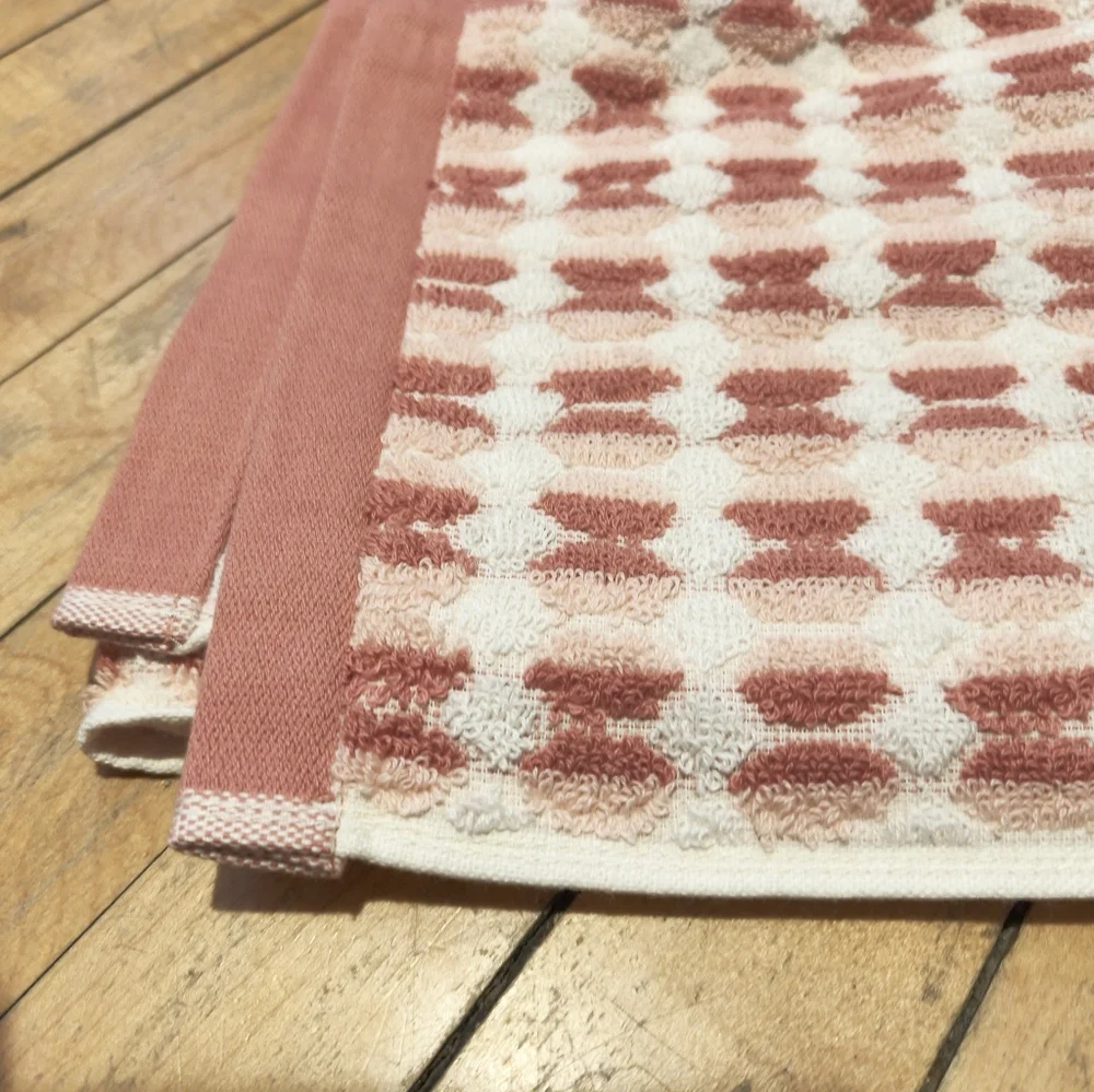New! Striped Bath Towel 30” W x 58” L 100% Cotton Yarn Red Color 600 GSM NWT NIB